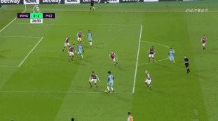 表现不错！萨格斯半场10中5得到14分3篮板3助攻