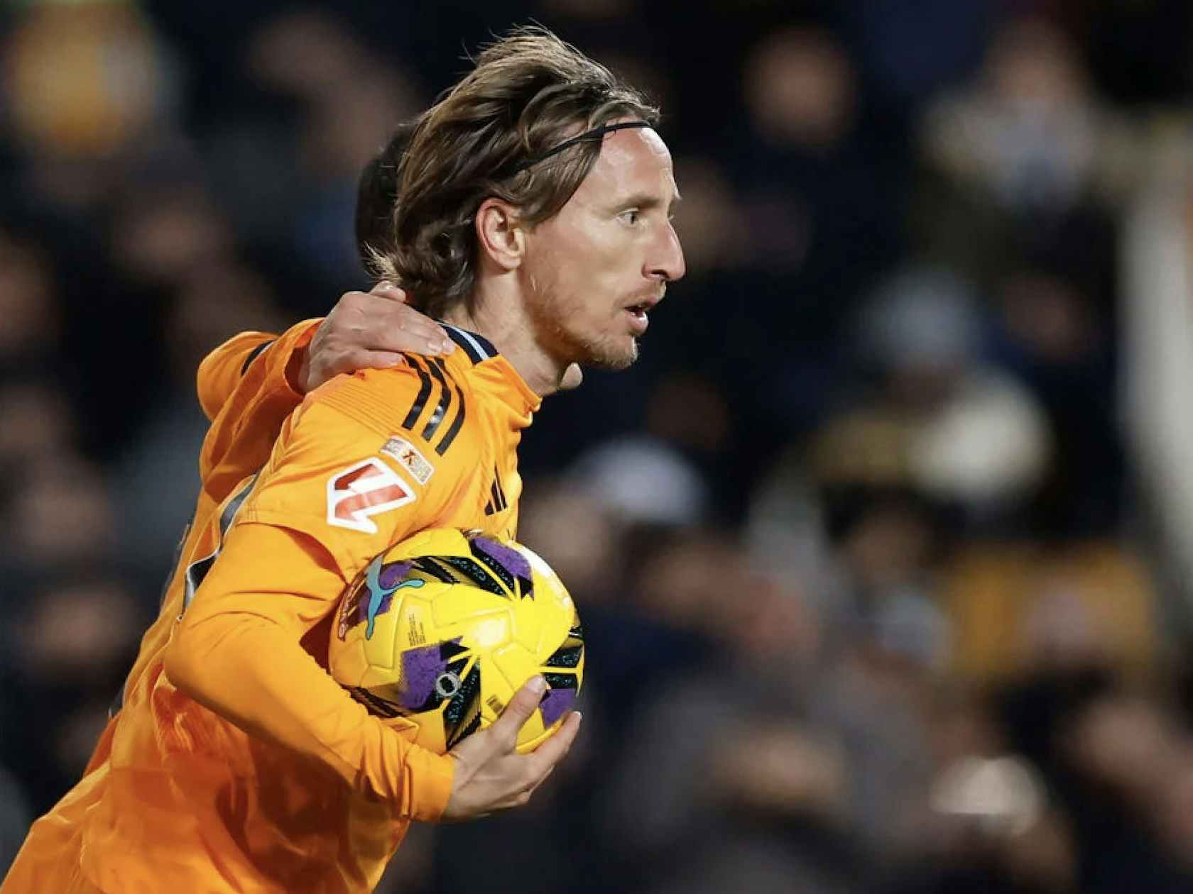 中超赛场争议判罚：VAR引发讨论,